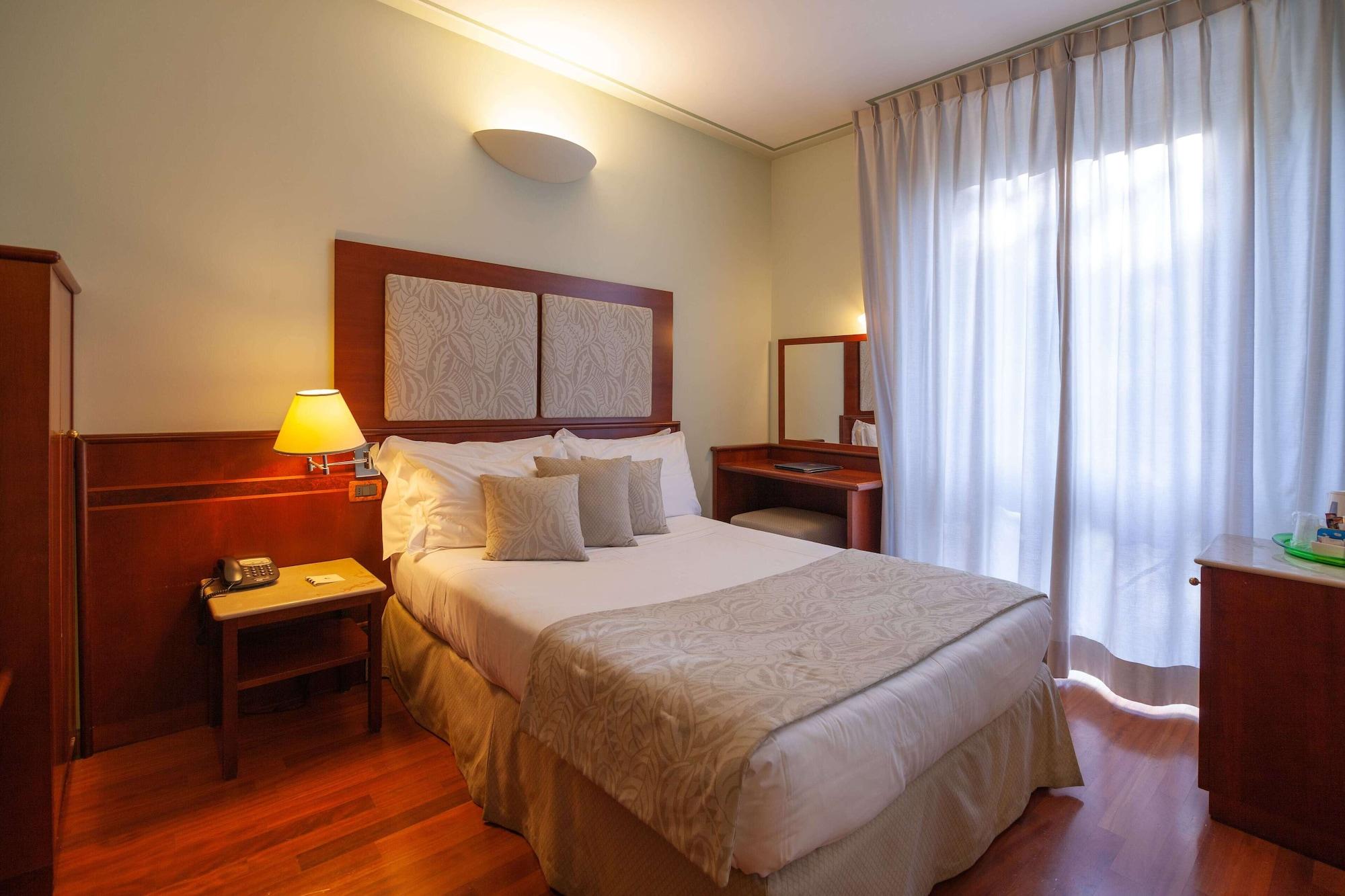 Hotel Ilaria Lucca Bagian luar foto